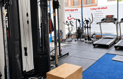 Station de musculation à poulies et boîte de saut en bois pour les exercices fonctionnels de rééducation
