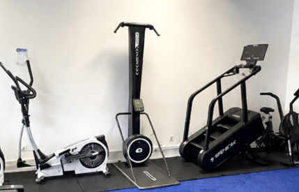 Équipements de cardio-training et de renforcement, incluant des vélos elliptiques et des machines de fitness