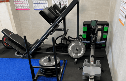 Plateau technique de musculation avec presse à cuisses et matériel de préparation physique pour la rééducation
