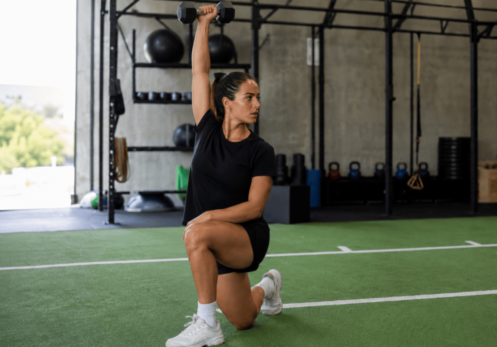 Femme pratiquant sa séance de sport pour éviter les blessures et améliorer ses capacités.