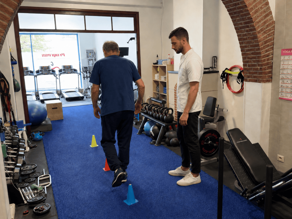 Faustin Bultel qui assure le parcours de mobilité d'un patient.